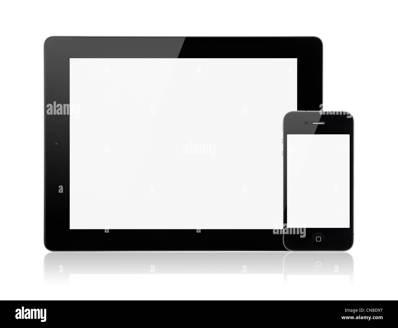 Un nouveau Apple iPad 3e génération avec Apple iPhone 4S sur un fond blanc avec un écran blanc. Banque D'Images