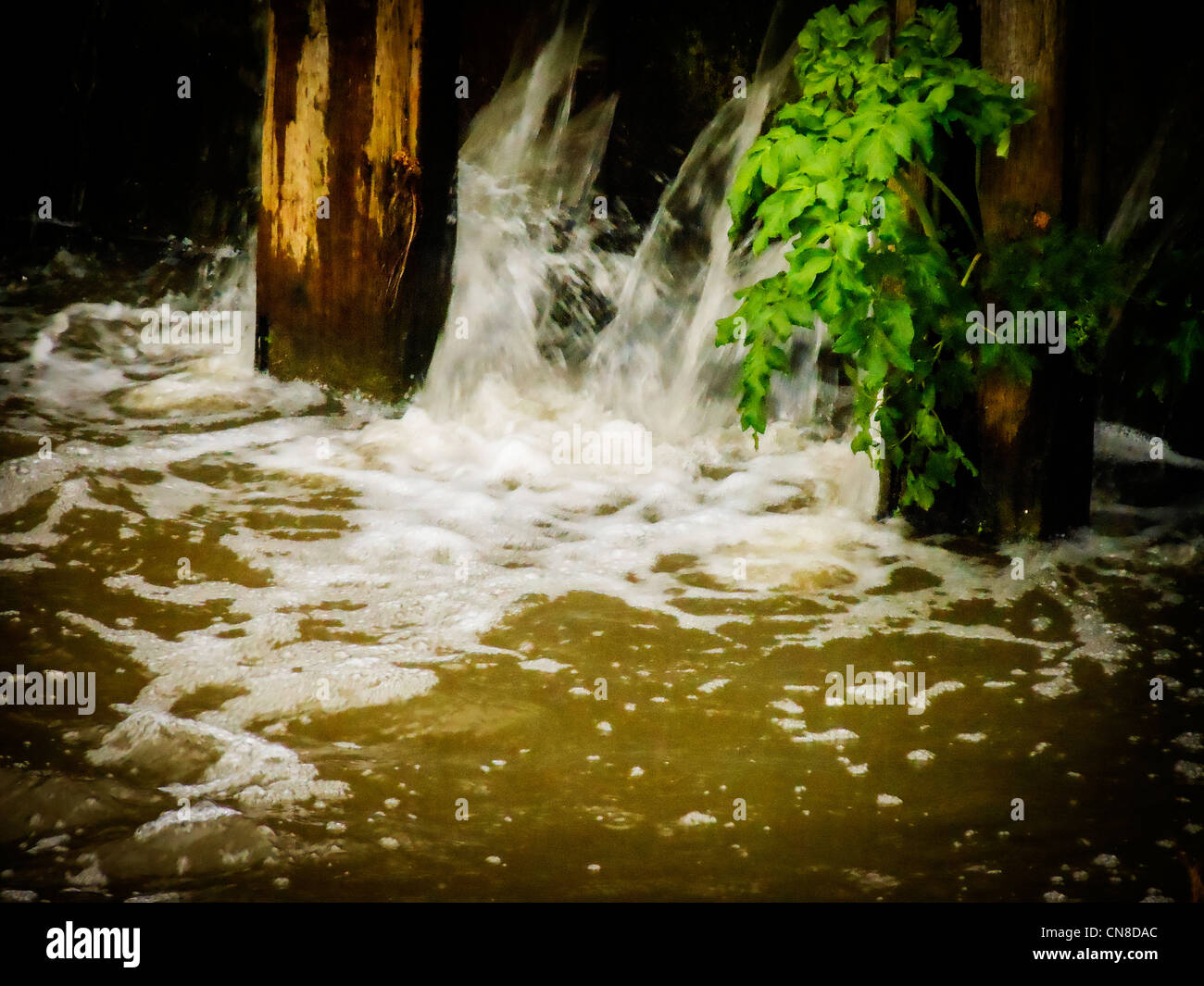 L'eau qui coule à travers une ancienne écluse à Walton Banque D'Images