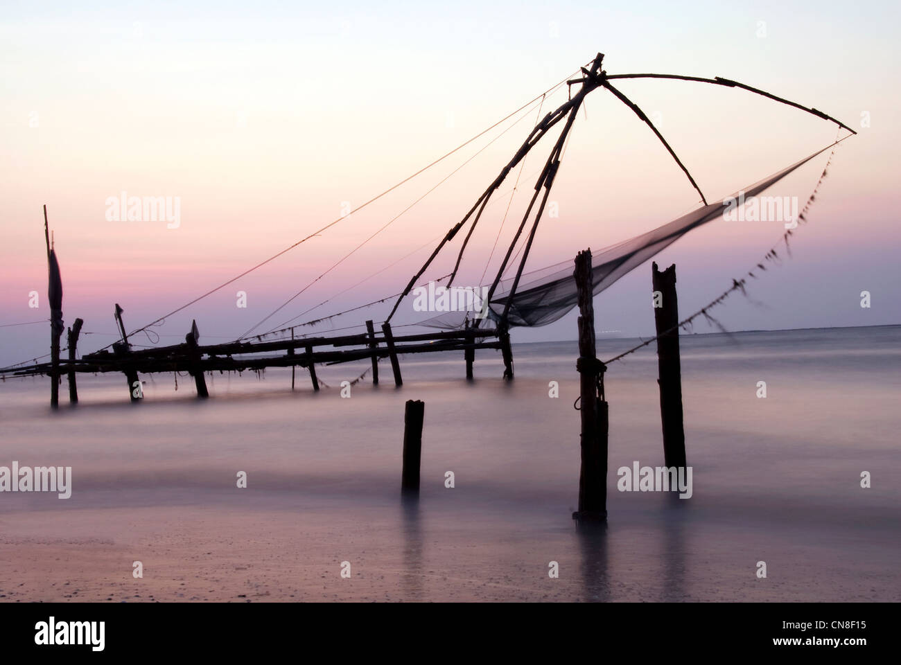 Filet de pêche chinois en mer, Cochin Kerala - Coucher de soleil - Scenic shot Banque D'Images