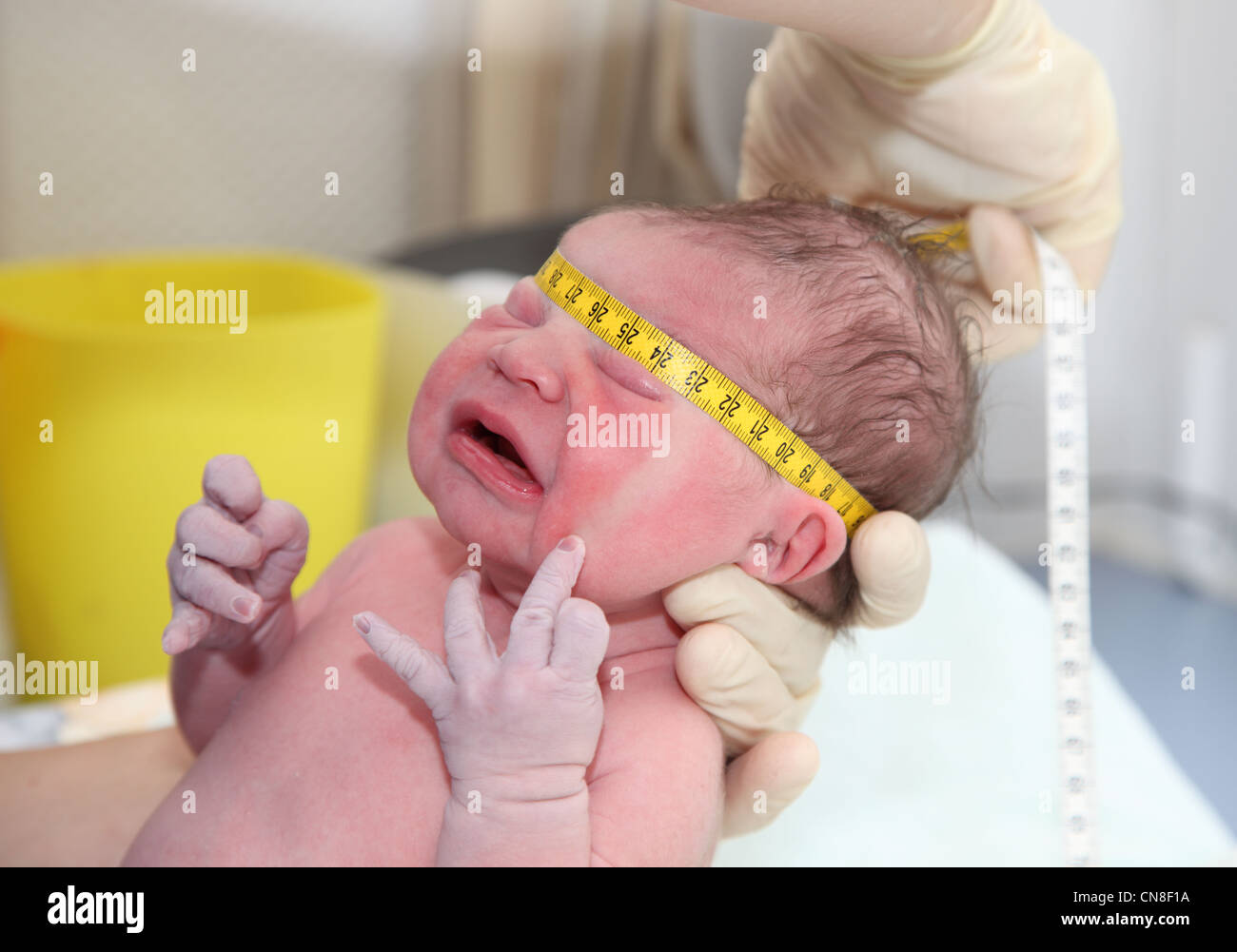 Bébé nouveau-né en salle d'examen Banque D'Images