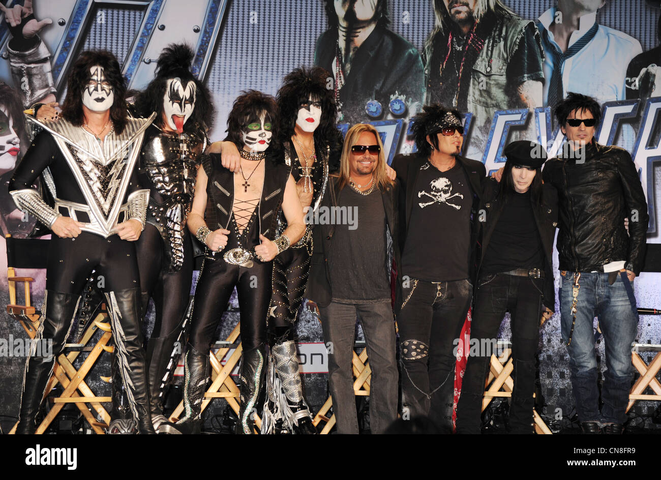 KISS à gauche et Motley Crue faisant la promotion de leur visite combinée à l'Hotel Hollywood Roosevelt en mars 2012 Banque D'Images