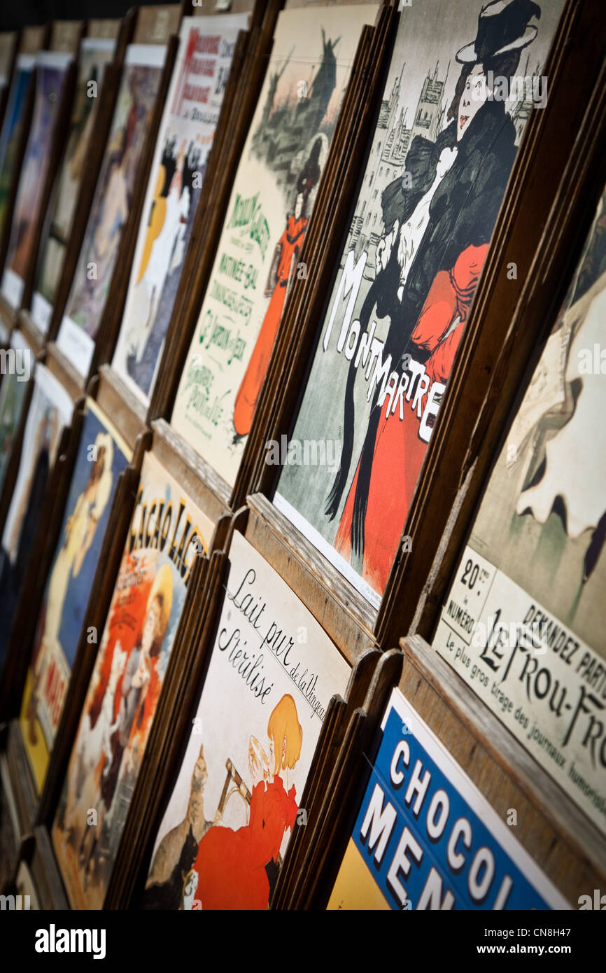 Une collection d'affiches de style rétro typique de Paris sont vendus dans la zone touristique de Montmartre. Banque D'Images