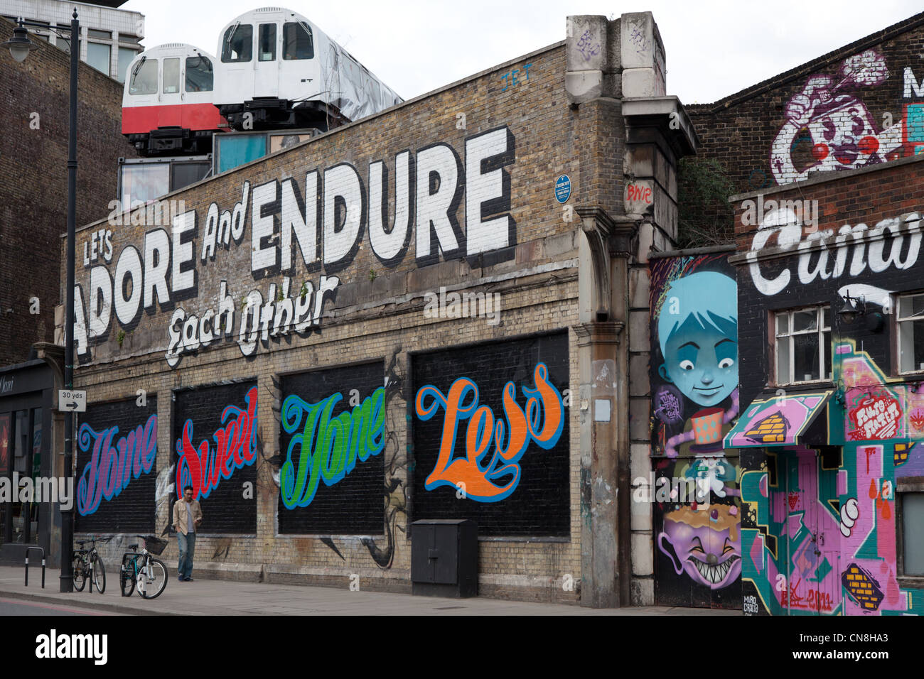 Une rue d'un emplacement dans Shoreditch célèbre pour l'art de rue à Londres Banque D'Images