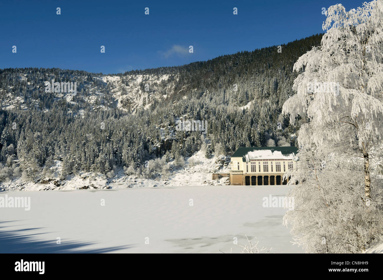 France, Alsace, Massif des Vosges, le Lac Noir Orbey ci-dessus, la centrale  hydroélectrique, l'hiver, la neige, le gel Photo Stock - Alamy