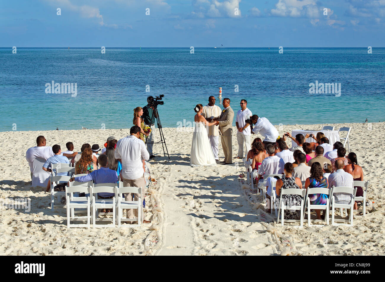 Bahamas, Freeport, Grand Bahama Island, cérémonie de mariage sur une plage de sable blanc Banque D'Images