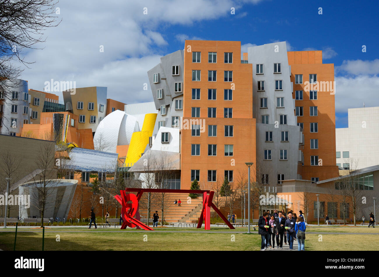 Étudiants en dessous du Stata center sur le campus de l'Institut de technologie de Massachusetts à Cambridge, Massachusetts. Banque D'Images