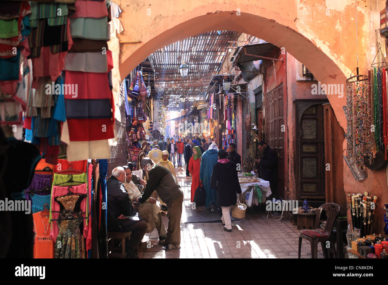 Les souks de la médina animée à Marrakech, Maroc, Afrique du Nord Banque D'Images