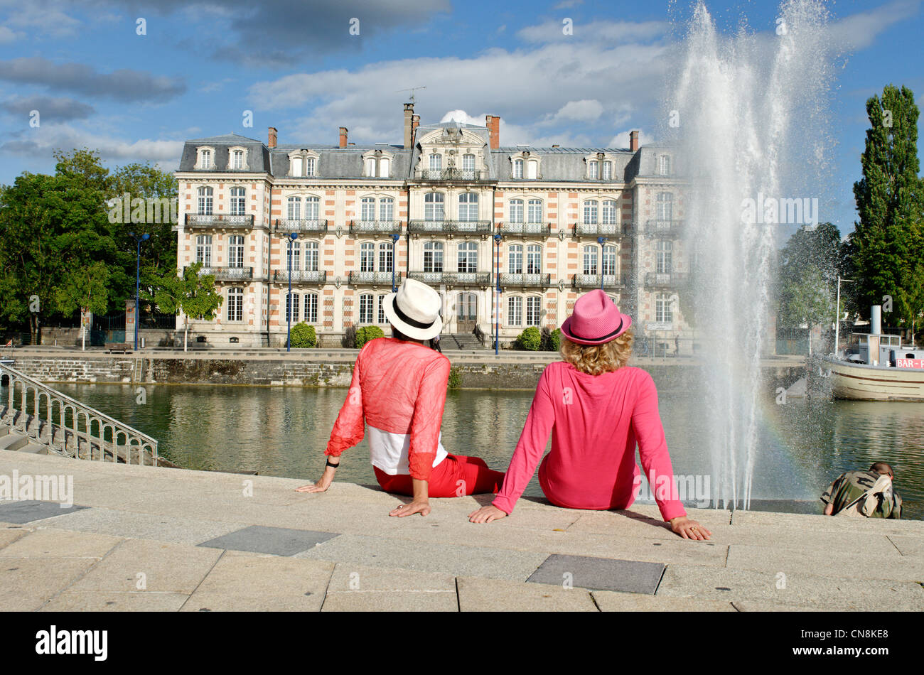 France, Meuse, Verdun, les touristes assis devant les jets d'eau contre le mess des officiers sur le quai de la République Banque D'Images