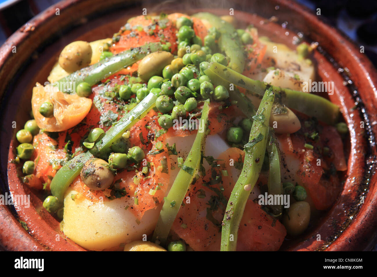 Tajine De Legumes Marocain Traditionnel Servi En Plein Air Dans Un Restaurant Dans Les Montagnes De L Atlas Au Maroc L Afrique Du Nord Photo Stock Alamy