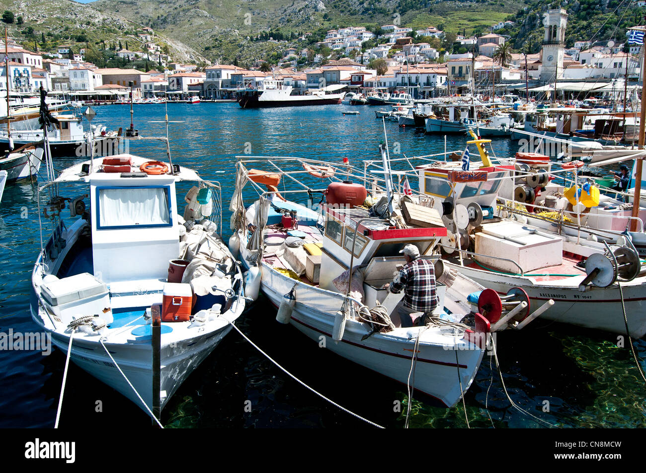 L'île d'Hydra - Grèce, port avec des bateaux de pêcheurs traditionnels Banque D'Images