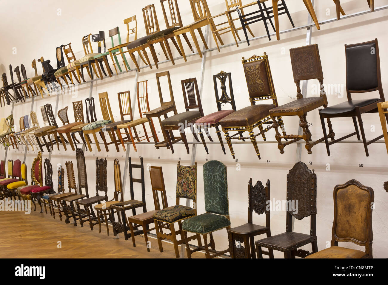 Vienne, Autriche, Musée d'art appliqué (MAK), une des plus anciennes d'Europe, fondée en 1864, collection de chaises à partir de Banque D'Images