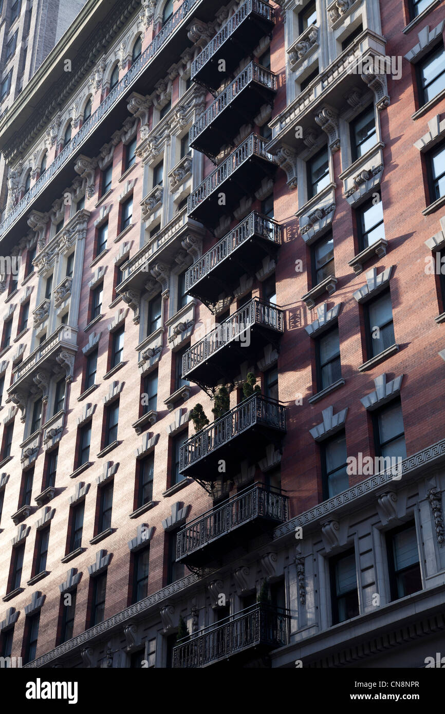 Un balcon orné sur le côté d'un immeuble à Manhattan, New York City Banque D'Images