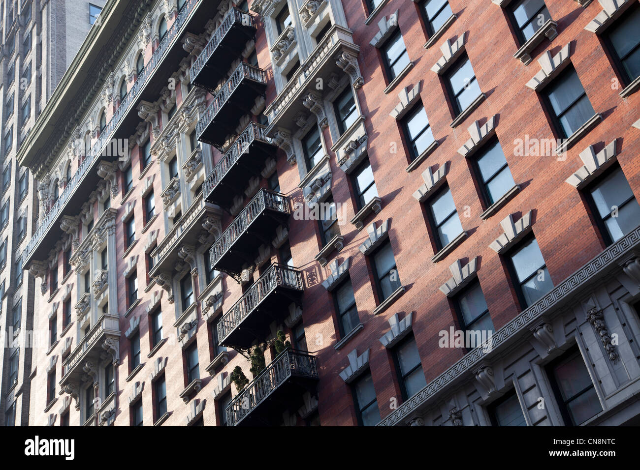 Un balcon orné sur le côté d'un immeuble à Manhattan, New York City Banque D'Images
