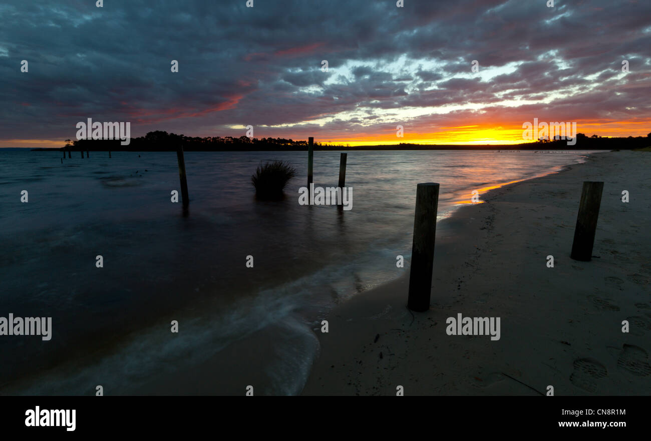 Magnifique coucher de Strahan situé sur le côte ouest de la Tasmanie en Australie. Banque D'Images