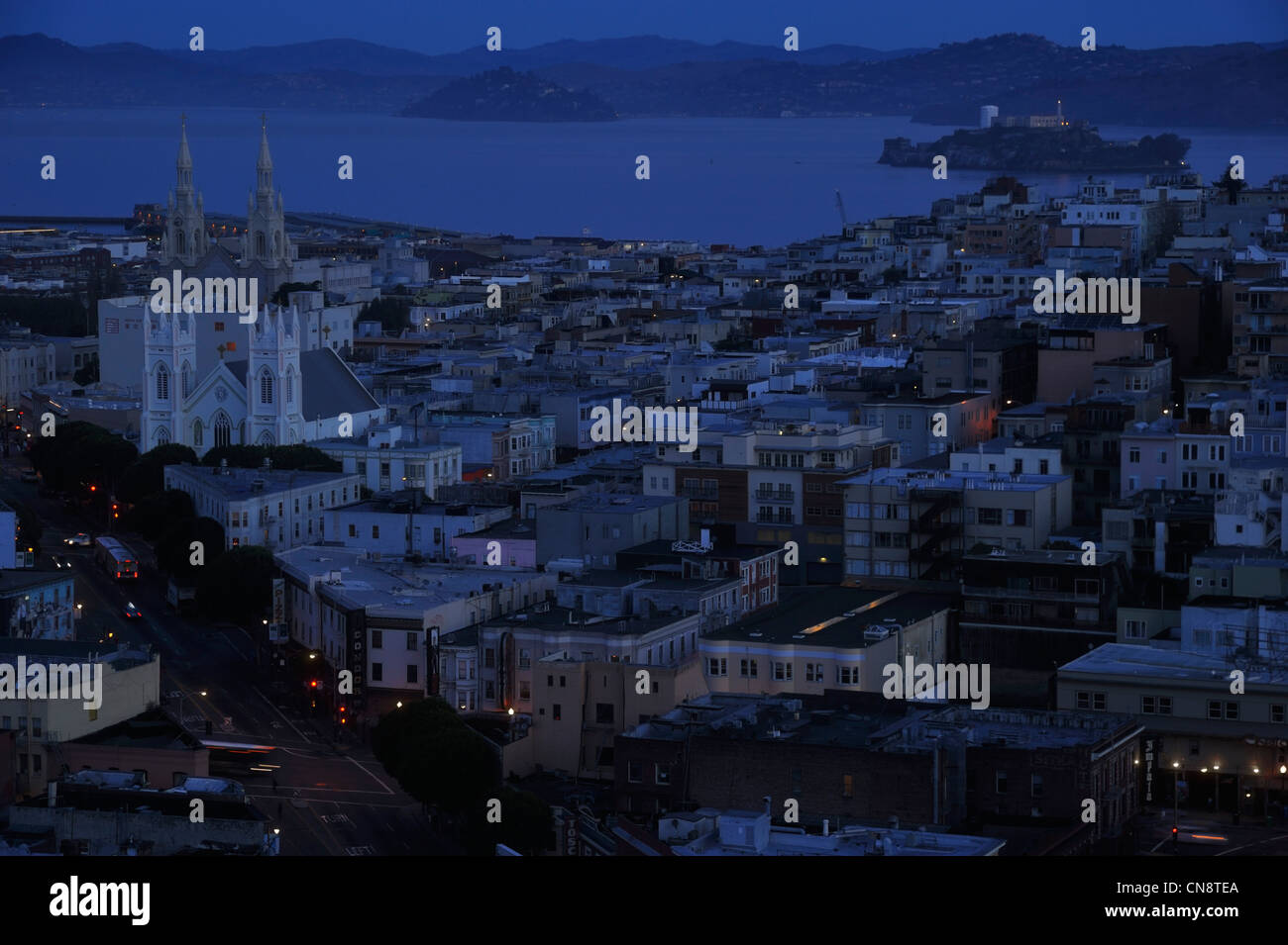 Crépuscule sur Fisherman's Wharf, North Beach et l'île d'Alcatraz, CA Banque D'Images