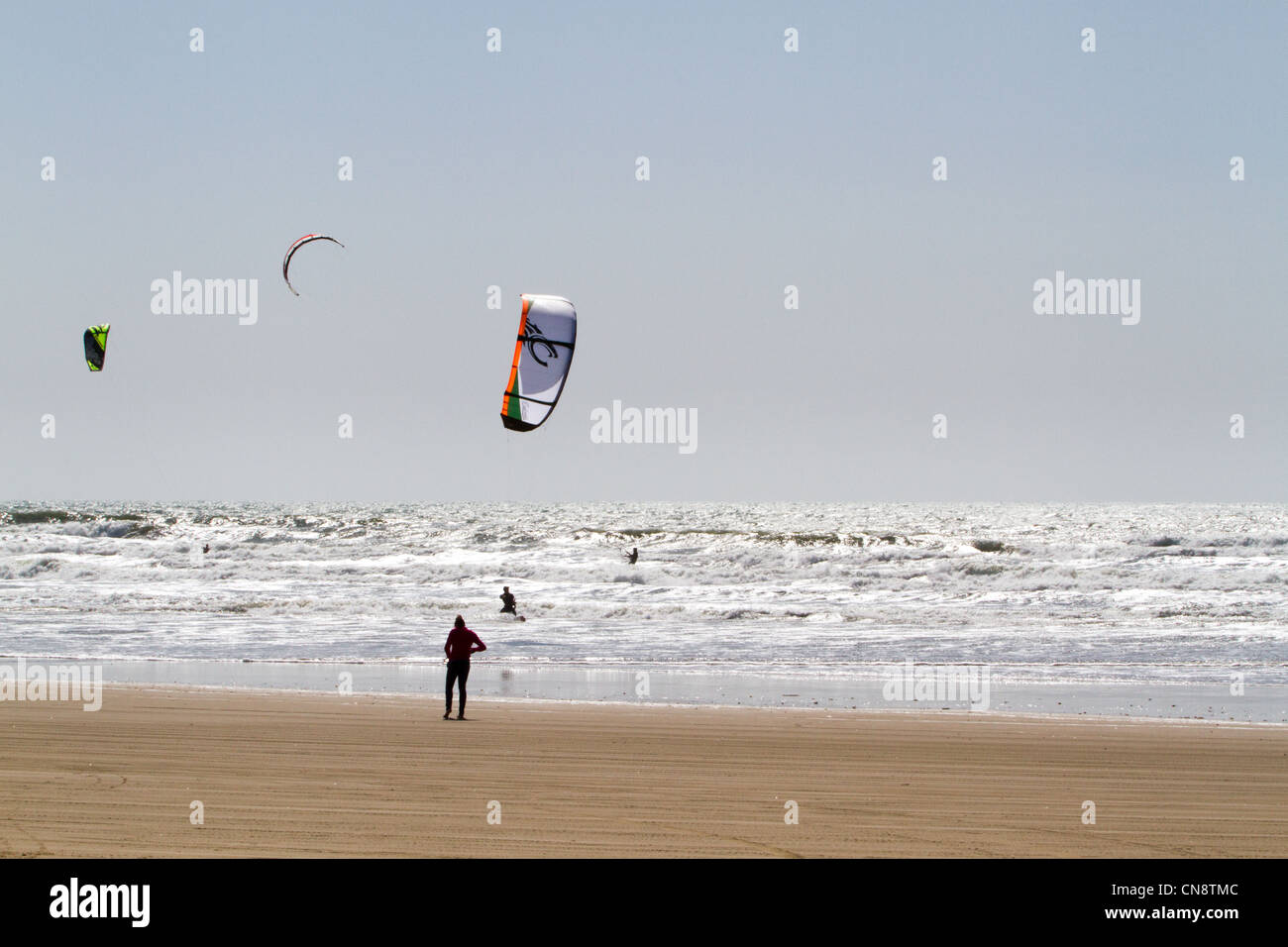 Pismo Beach Californie kite surfeurs Voitures Camions VUS de chiens Motorhomes Remorques à sellette et le chaos Banque D'Images
