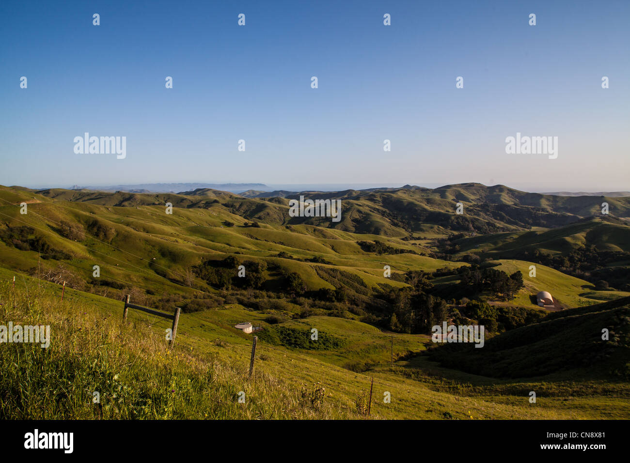 Cambria Hills près de la côte californienne Californie sur l'autoroute 46 en direction sud à Morro Bay avec Morro Rock visibles de loin Banque D'Images