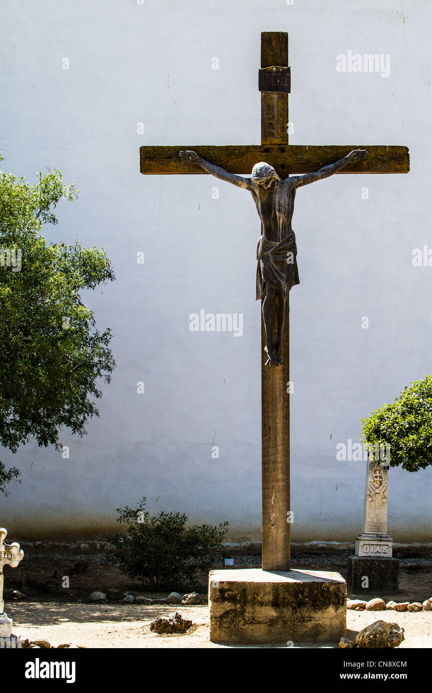 Croix ou crucifix dans le cimetière à la Mission San Miguel à San Miguel en Californie dans le pays du vin de Californie centrale Banque D'Images