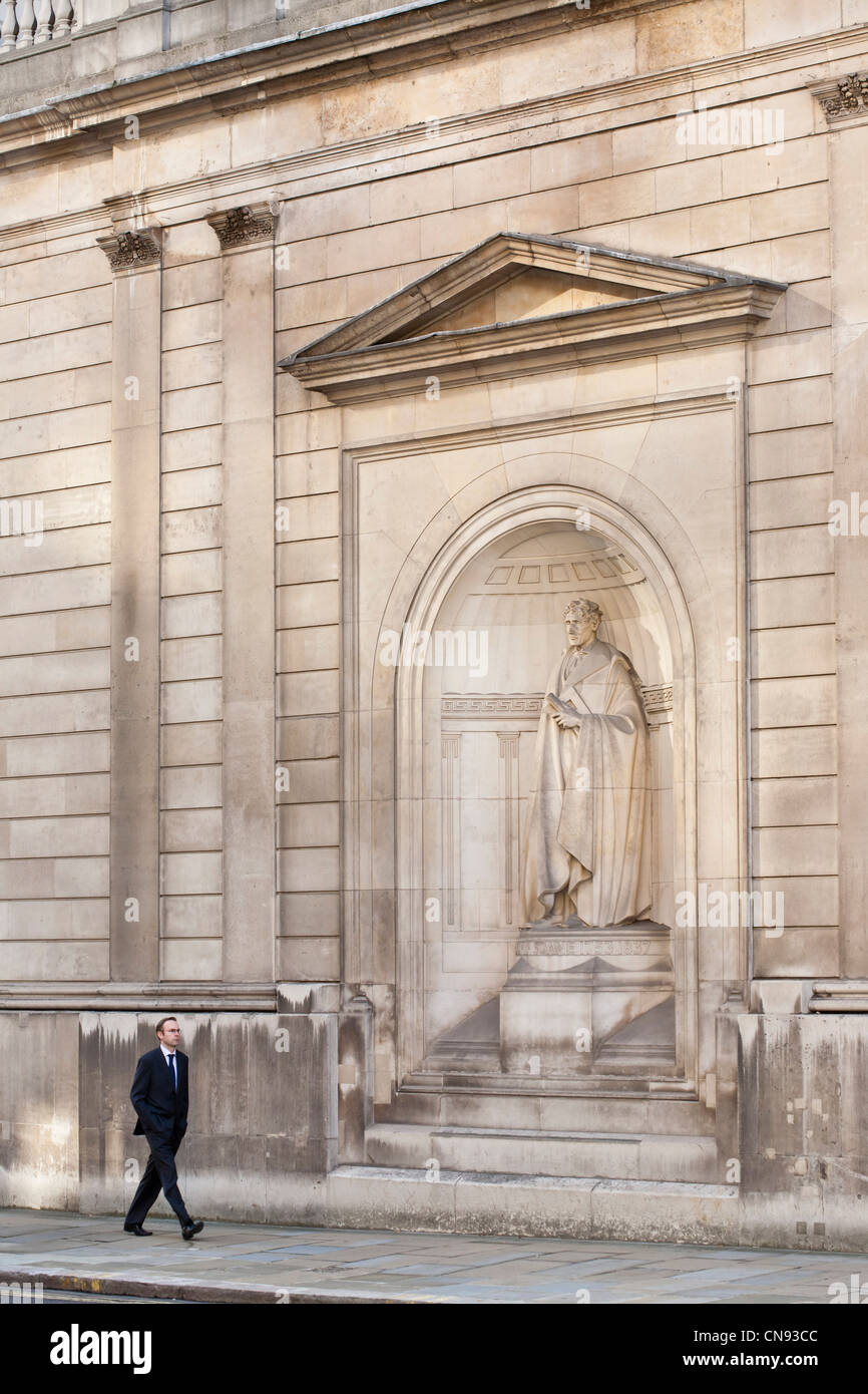 Royaume-uni, Londres, ville, Banque d'Angleterre, une statue représentant l'architecte britannique Sir John Soane (17531837), qui Banque D'Images