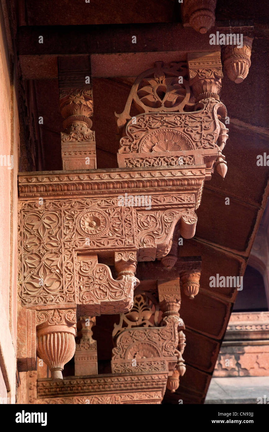 Agra, Inde. Jahangiri Mahal, Fort d'Agra. Elaborately-Carved prend en charge dans le style indien maintenir le niveau supérieur. Banque D'Images