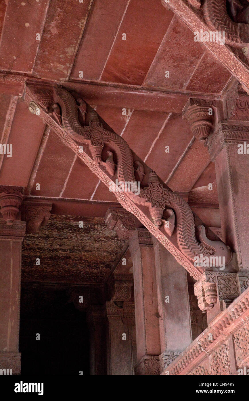 Agra, Inde. Jahangiri Mahal, Fort d'Agra. Indian-Style Support de toit illustre Dragon venant de la bouche de l'éléphant. Banque D'Images