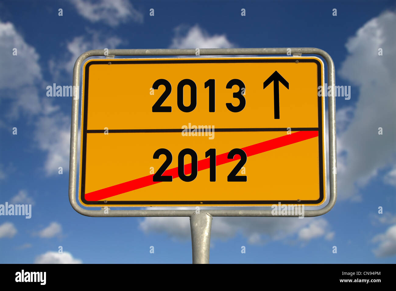 German road sign traffic 2012 et 2013 avec ciel bleu et nuages blancs Banque D'Images