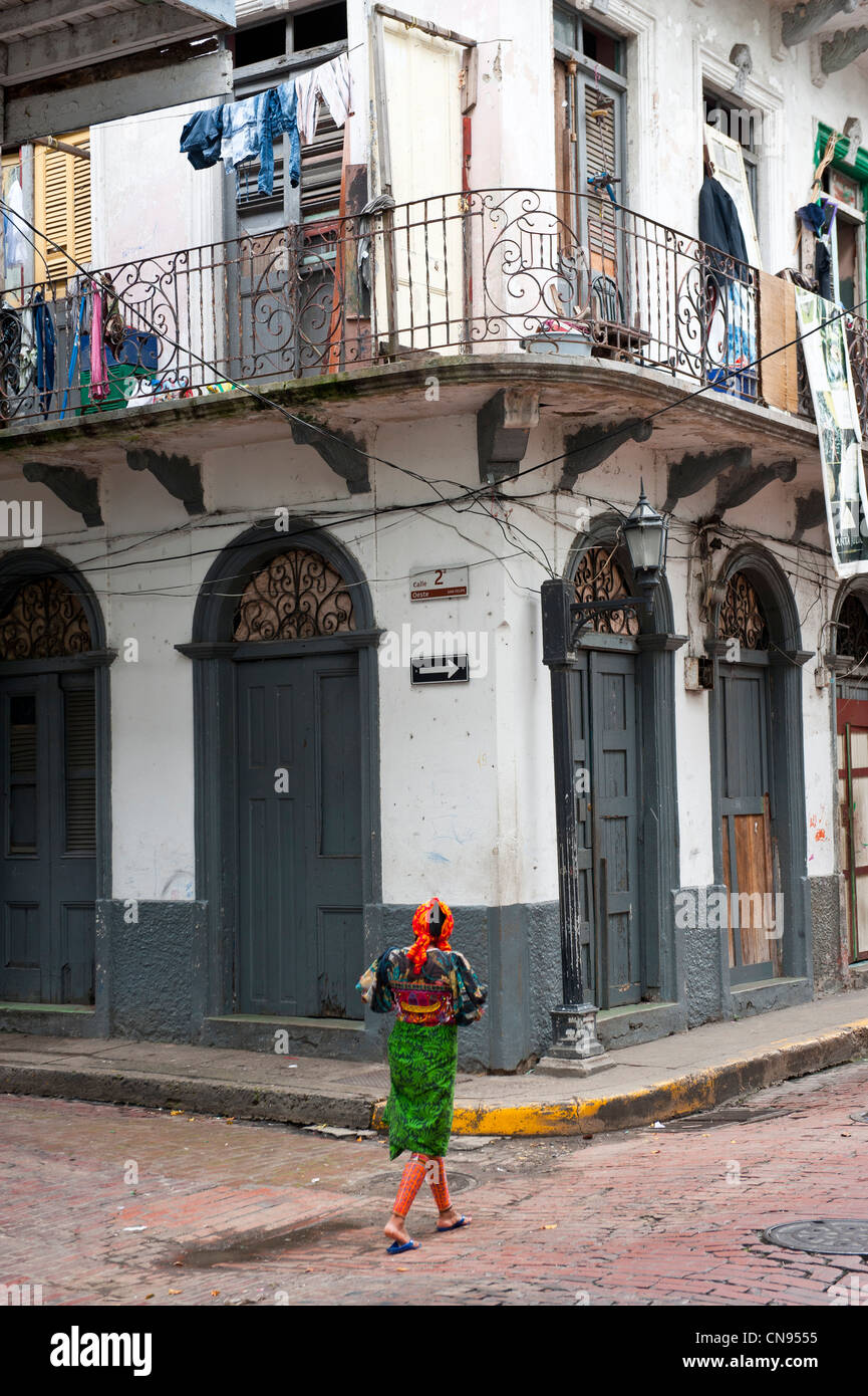 Panama, Panama City, ville historique classée au Patrimoine Mondial de l'UNESCO, vieille ville, un indien Kuna dans les rues de Barrio Banque D'Images