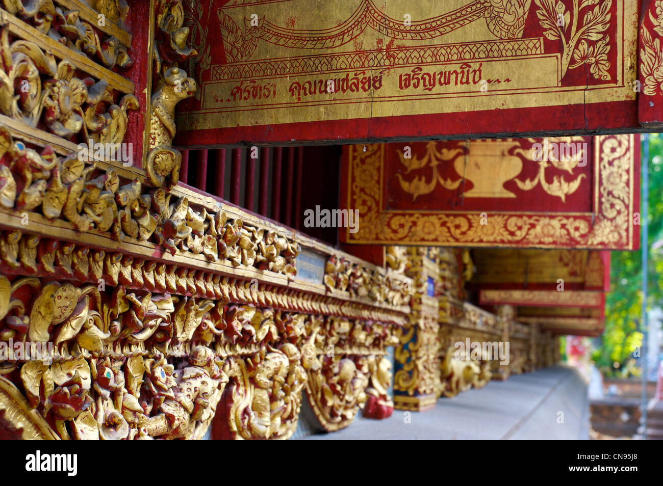 Panneaux de fenêtre décoré et peint avec de l'or, temple, Chiang Mai, Thaïlande Banque D'Images