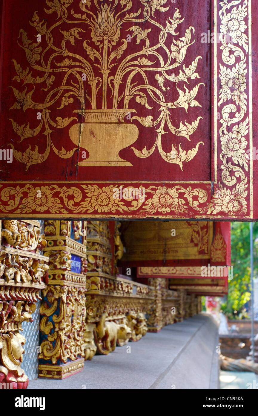 Panneaux de fenêtre décoré et peint avec de l'or, temple, Chiang Mai, Thaïlande Banque D'Images