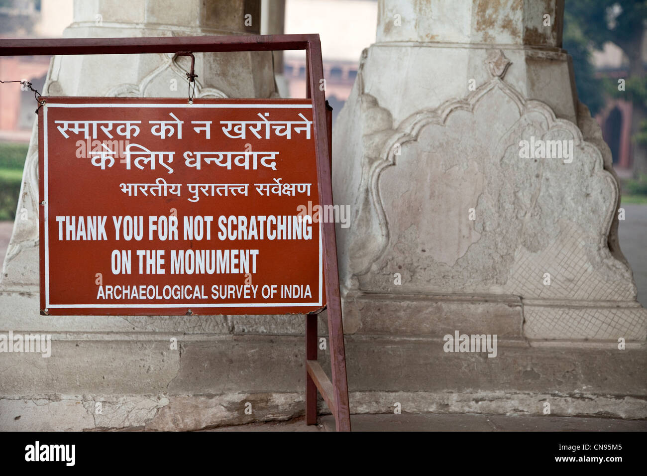 Agra, Inde. Fort d'Agra. Signer demandant aux visiteurs de ne pas abîmer les bâtiments. Demande de produits. Banque D'Images