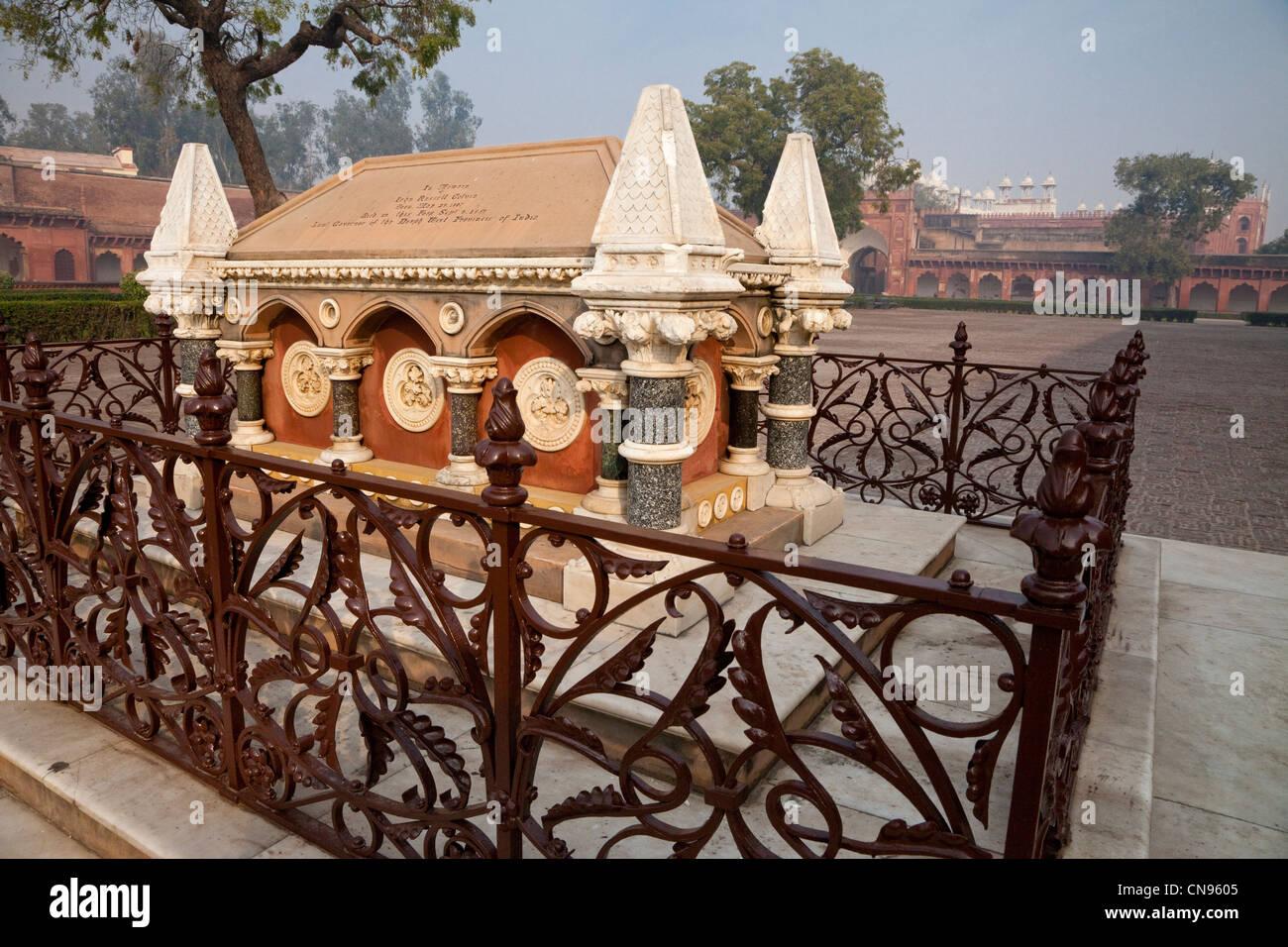 Agra, Inde. Fort d'Agra. Tombe de John Russell Colvin, la lieutenant-gouverneur de la province du nord-ouest, est mort en 1857. Banque D'Images