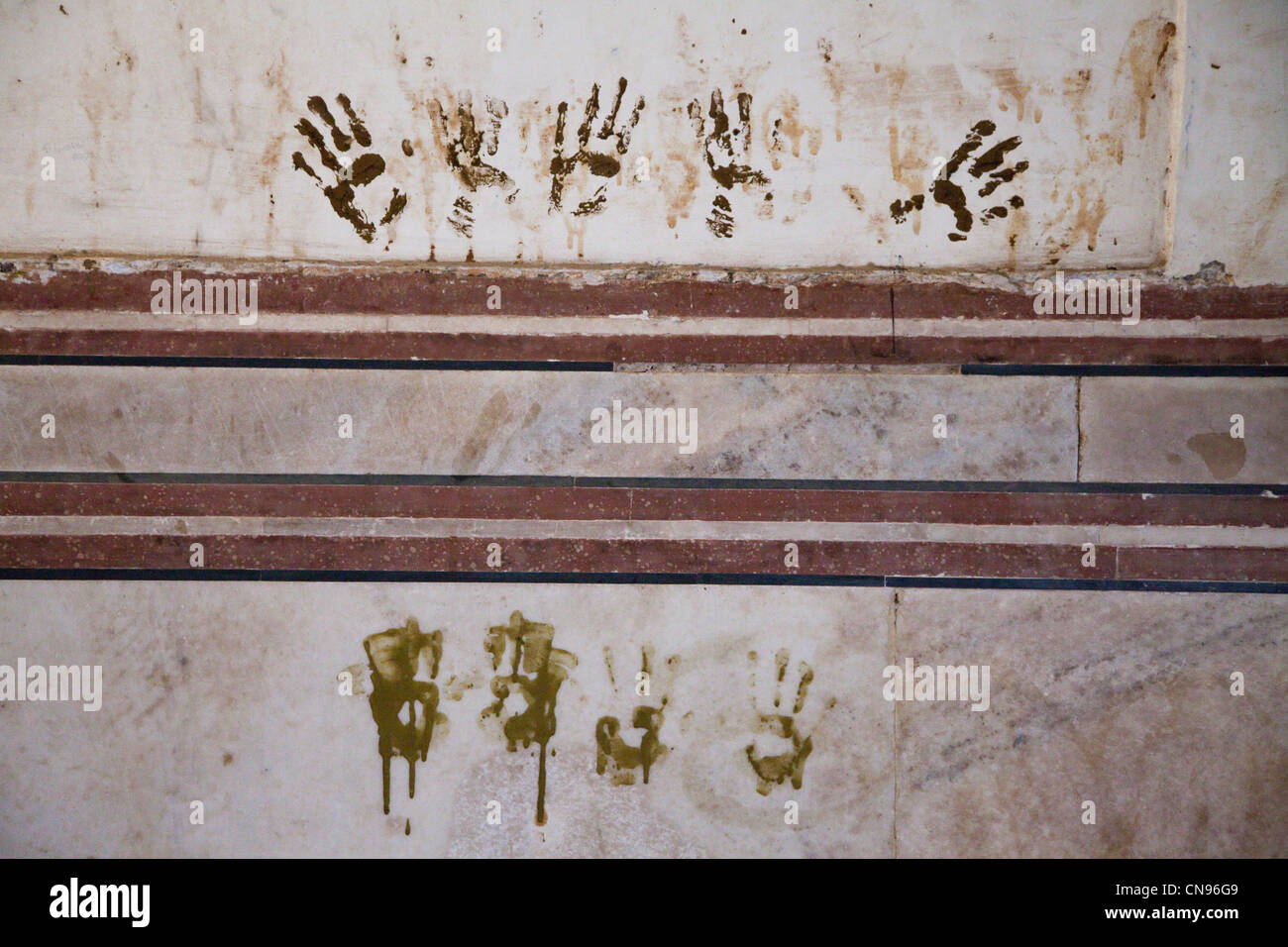 Agra, Inde. Main de Fatima sur le mur de la Jama Masjid, la mosquée de vendredi. Ce signe est utilisé pour conjurer le mauvais œil. Banque D'Images