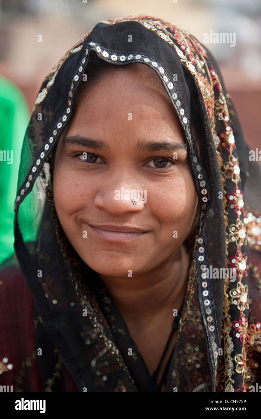 Agra, Inde. Jeune femme musulmane indienne à la Jama Masjid, la mosquée de vendredi. Remarque nez-pin. Banque D'Images