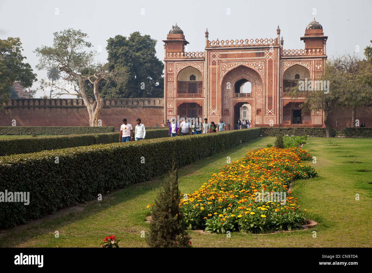 Agra, Inde. Entrée de l'Itimad-ud-Dawlah, mausolée de Mirza Ghiyas Beg. La tombe est parfois appelé le Baby Taj. Banque D'Images