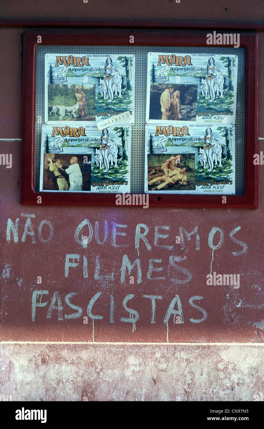 Graffiti révolutionnaire sous publicité au cinéma à Lisbonne, pendant la révolution de l'œillet au Portugal Europe 1974 KATHY DEWITT Banque D'Images