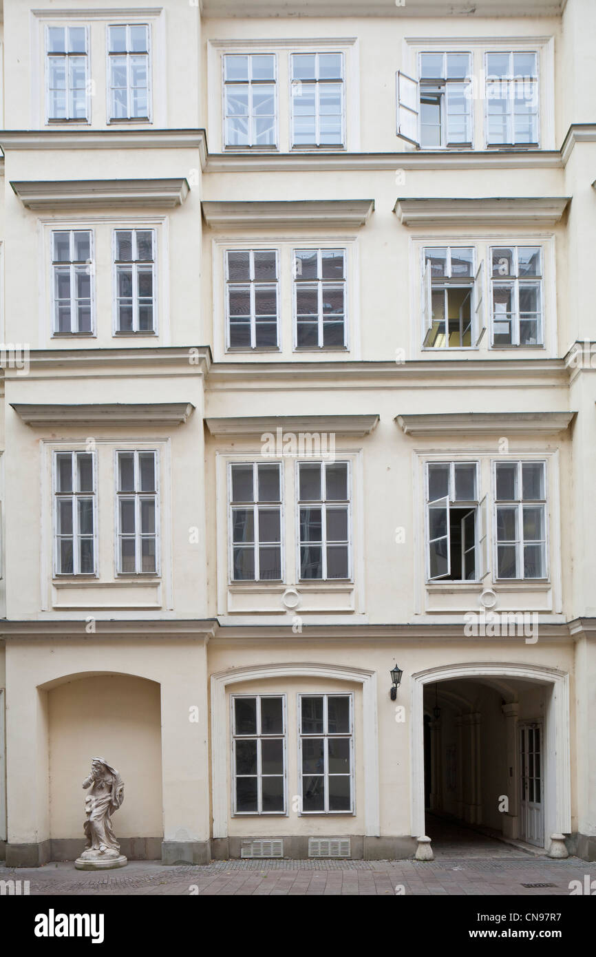 La Slovaquie, Bratislava, quartier historique, Rue Laurinska, une cour Banque D'Images