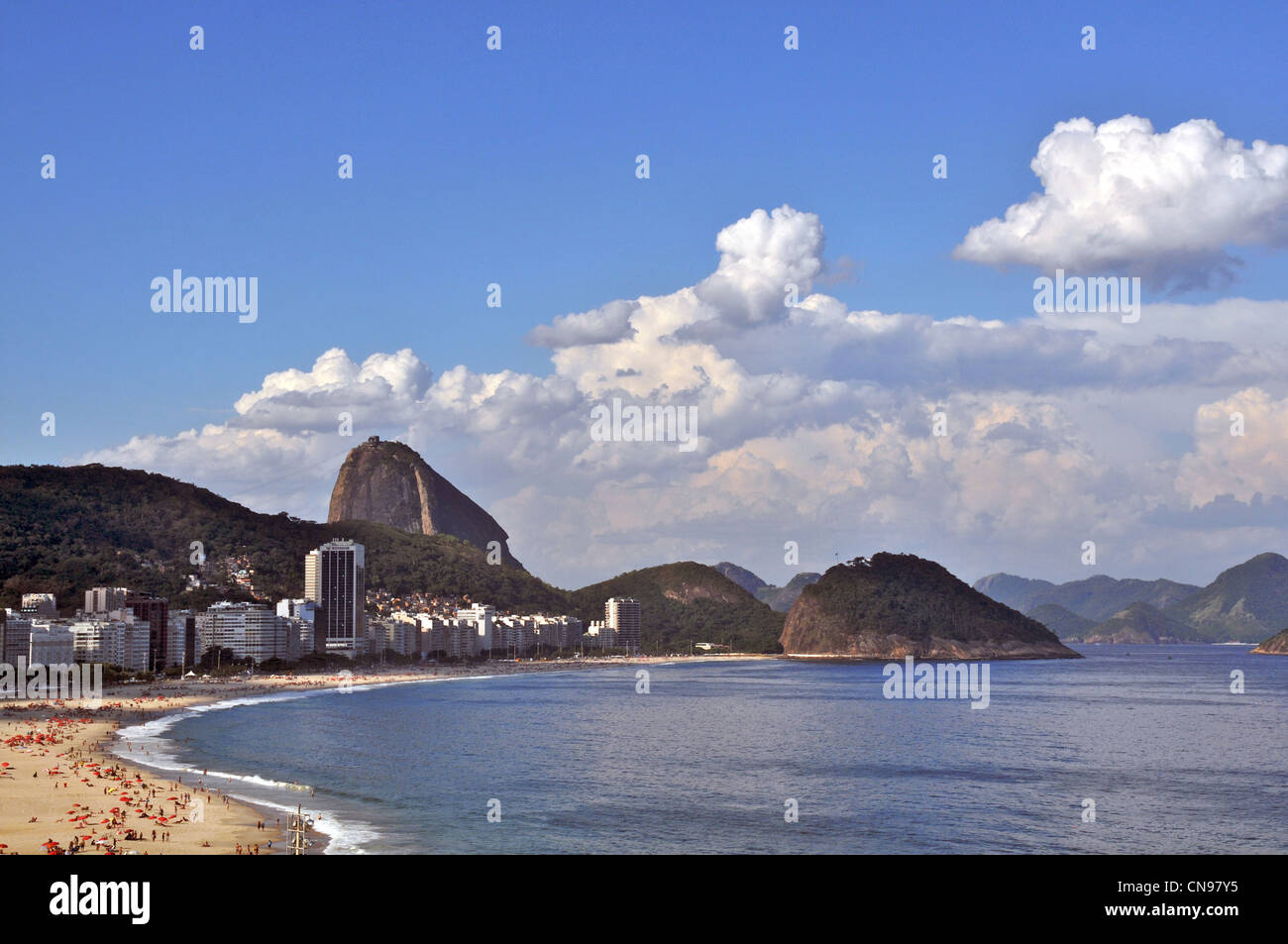 La plage de Copacabana et le Pain de Sucre Rio de Janeiro Brésil Banque D'Images