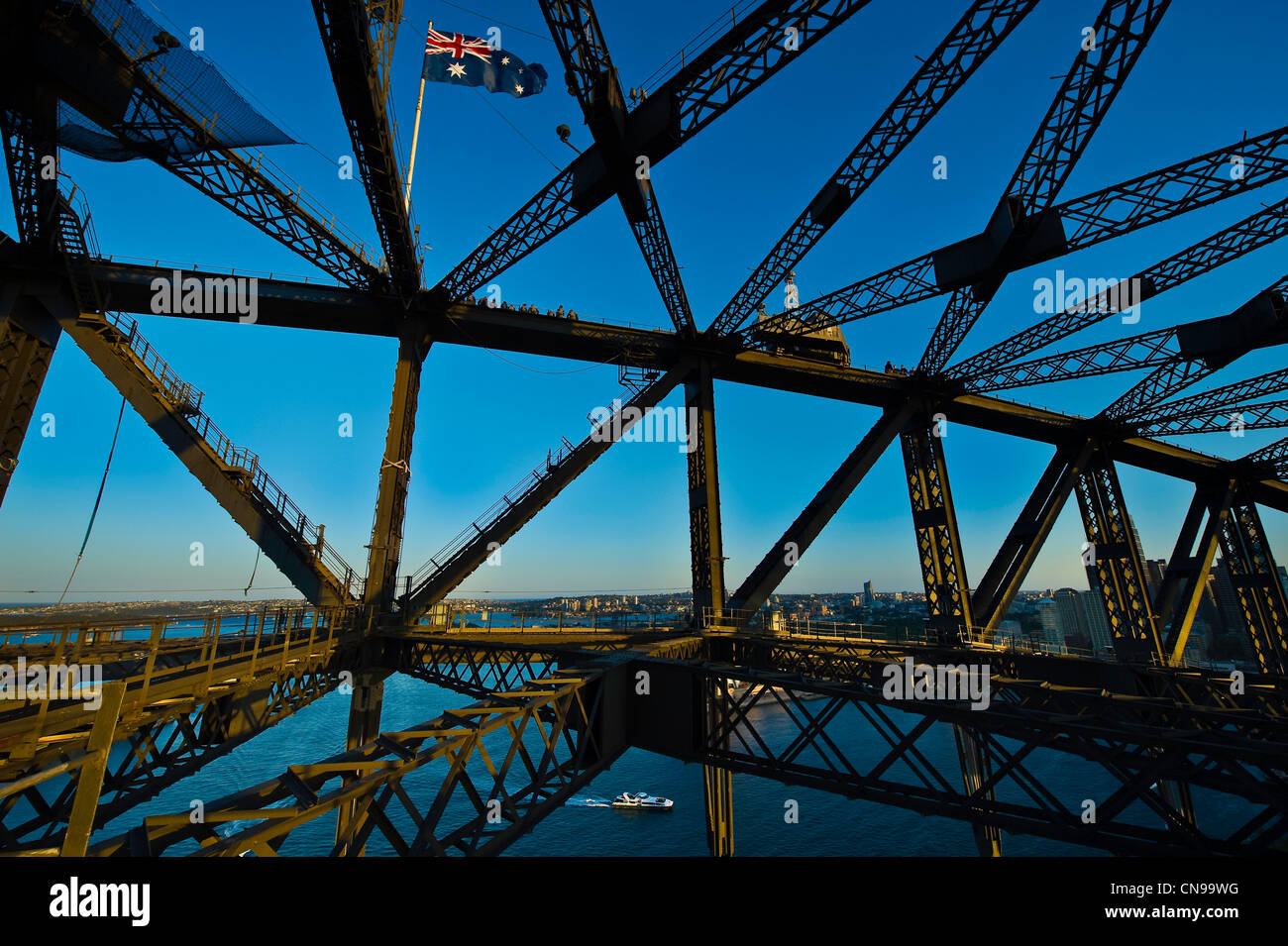 L'Australie, New South Wales, Sydney, les touristes l'escalade du Harbour Bridge Banque D'Images