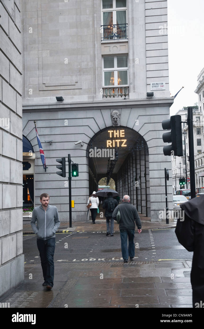 Personnes marchant par l'Hôtel Ritz, Piccadilly, sur un jour gris, humide terne - un simple - mais la scène typiquement londonienne. Banque D'Images