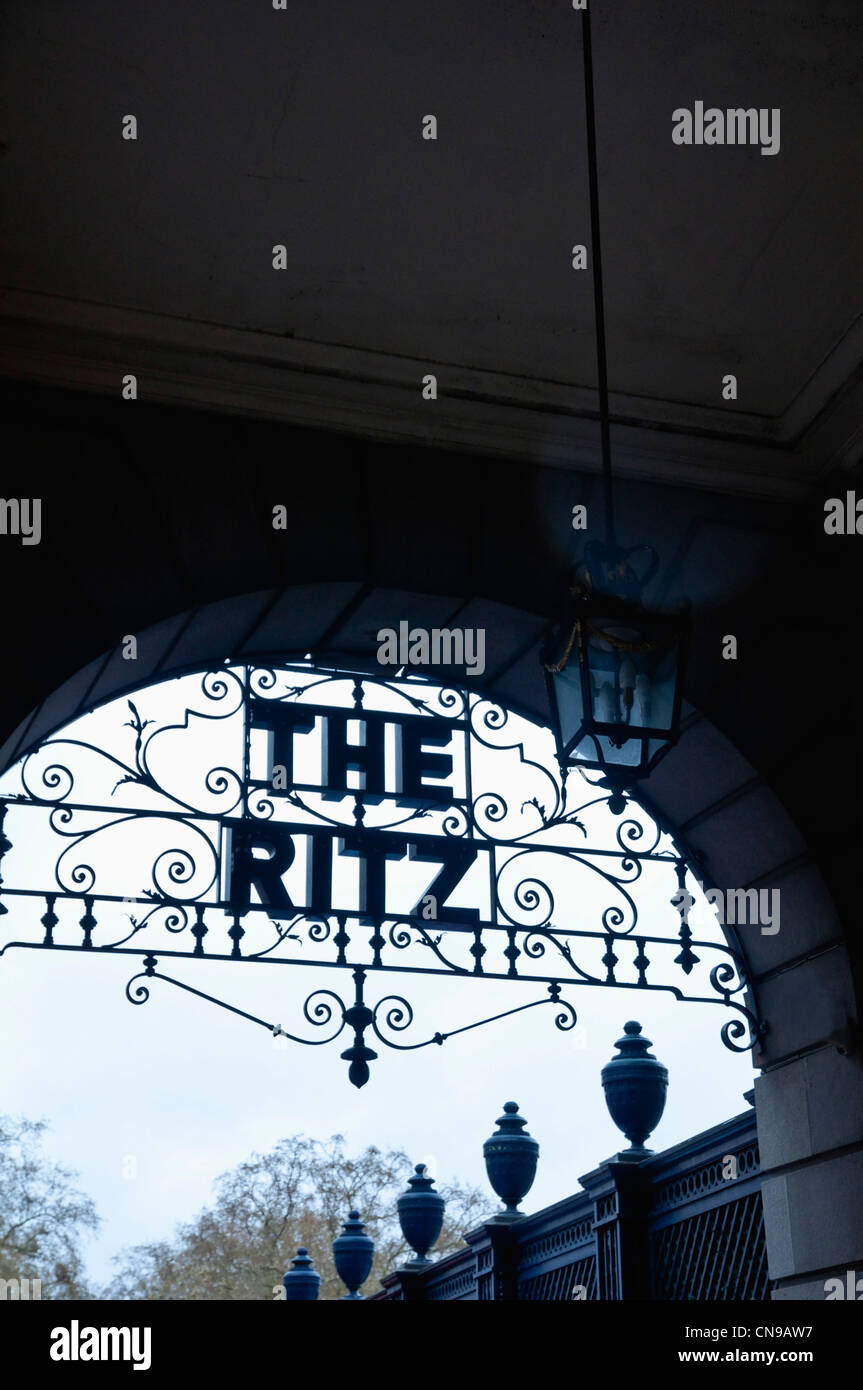 L'Hôtel Ritz, Piccadilly, Londres W1 - signes au sein de la ferronnerie ouvragée - illustré en silhouette. Banque D'Images