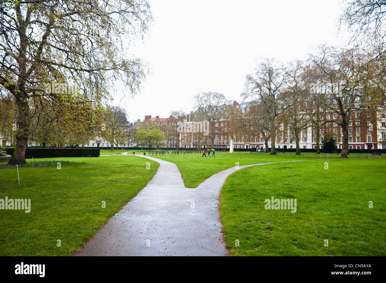 Grosvenor Square, London, W1. Une bifurcation - chemin de devenir deux chemins étroits - chaque allant dans des directions différentes. UK. Banque D'Images