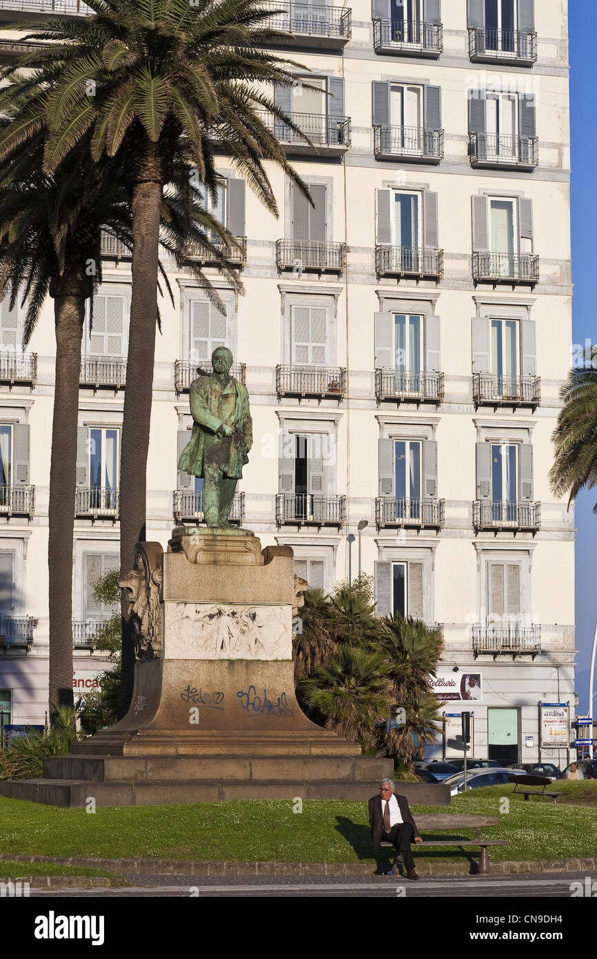 L'Italie, Campanie, Naples, Piazza Vittoria, statue de Giovanni Nicotera, un homme politique italien du xixe siècle qui se sont battus Banque D'Images