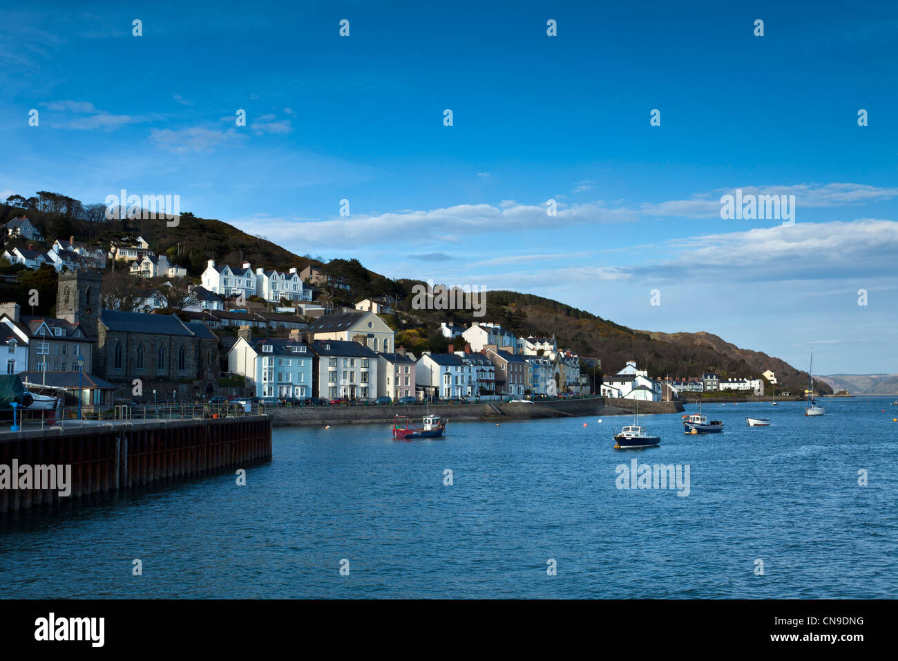 Large Vue d'Aberdovey donnant sur la rivière de la bouche ou d'Afon Dyfi Dovey Banque D'Images