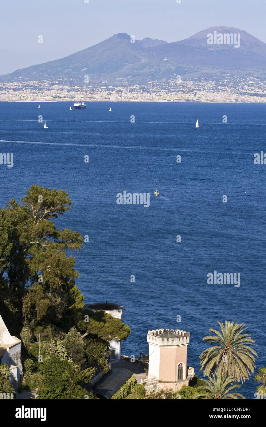 L'Italie, Campanie, Naples, vue sur la baie et le Vésuve depuis le quartier de Mergellina Banque D'Images
