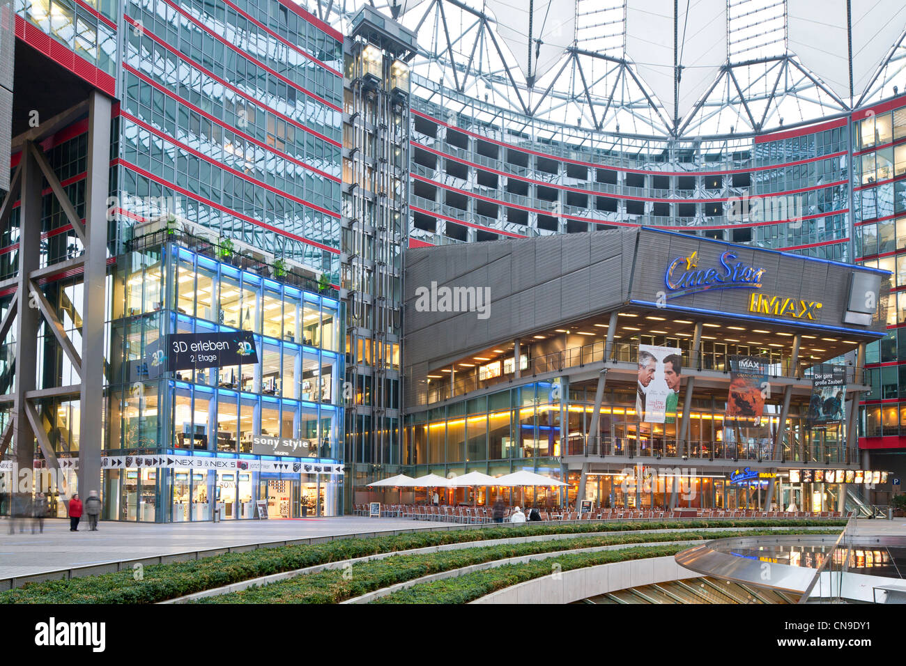 Allemagne, Berlin, Mitte, Postdamer Platz, Sony Center construit par Helmut Jahn entre 1996 et 2000, Sony Plaza et son film en 3D Banque D'Images