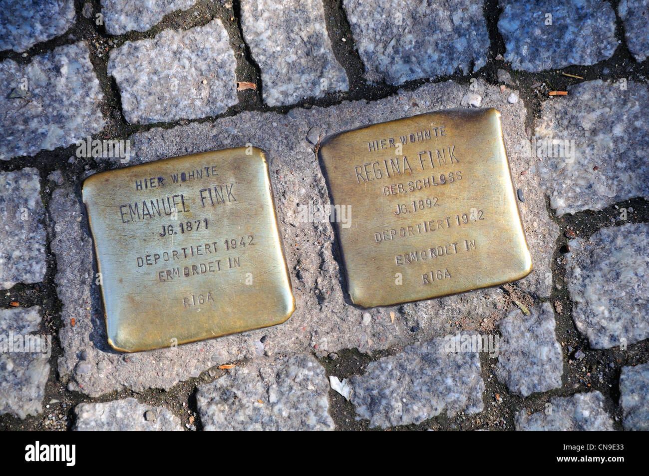 Berlin, Allemagne. Grosser Hamburger Strasse - plaque en pavement : nom d'habitants juifs déportés et tués à Riga Banque D'Images