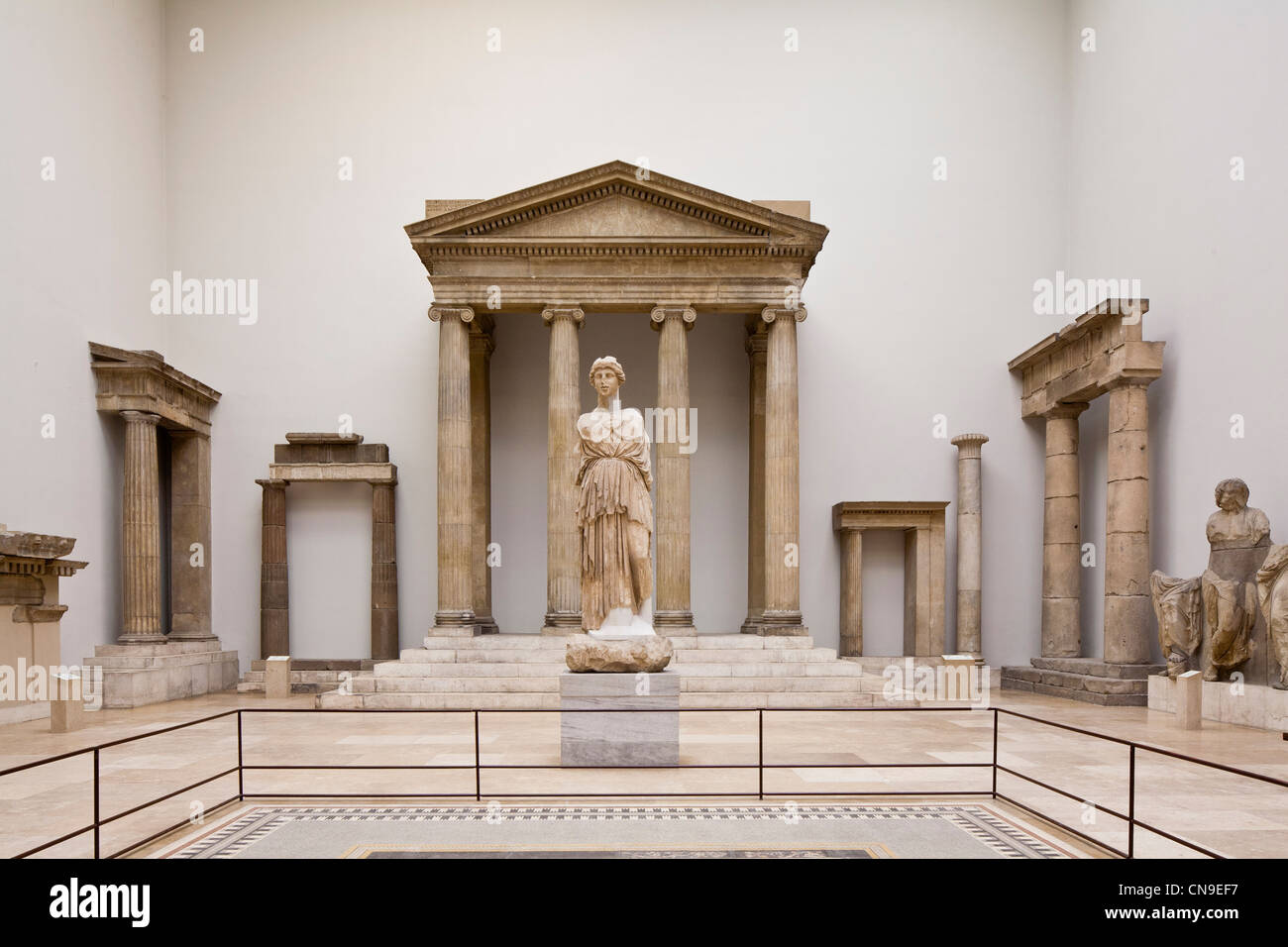 Allemagne, Berlin, l'Île aux Musées, Musée de Pergame (Pergamonmuseum), une salle consacrée à l'architecture hellénistique, façade occidentale de Banque D'Images