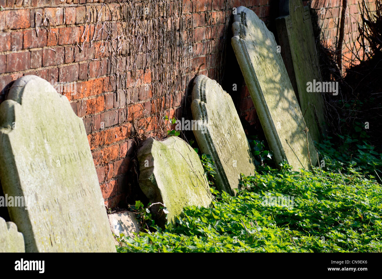 Pierres tombales anciennes à l'église St Leonard's Banque D'Images
