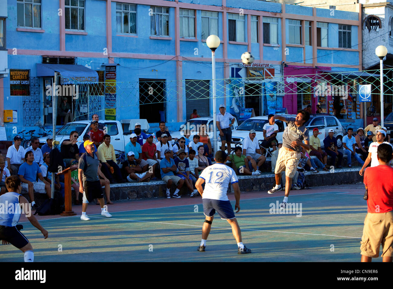 L'Équateur, Îles Galápagos, l'île de Santa Cruz, Puerto Ayora, jouer au volley-ball sur le port Banque D'Images