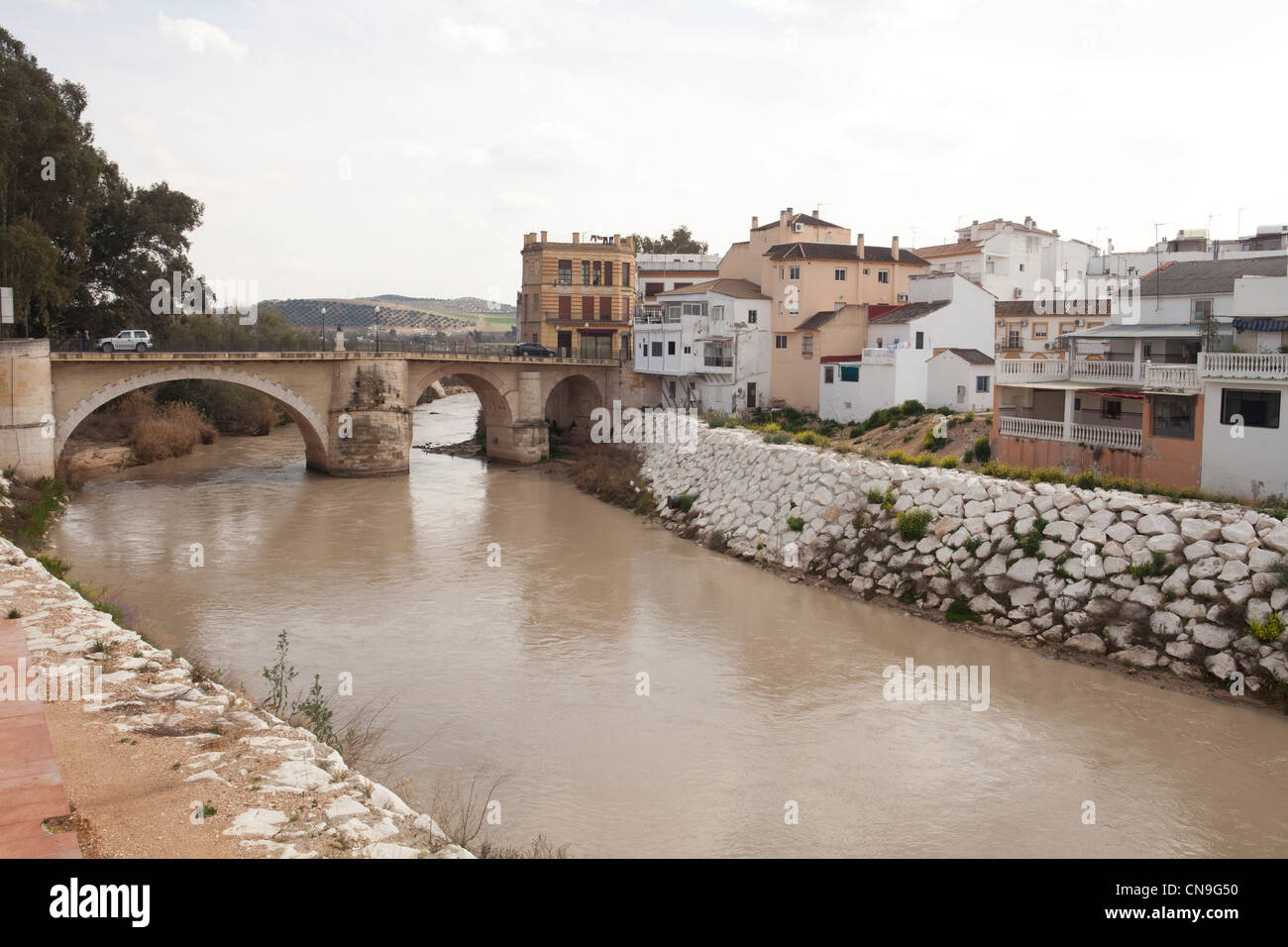 Puente Genil river comblé Cordoba Espagne Andalousie monument village tourisme eau accueil sud Banque D'Images